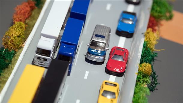 Bleiben, wenn man einen Unfall baut Ein dreijähriger Junge hat mit seinen Spielzeugautos den Unfall nachgestellt.