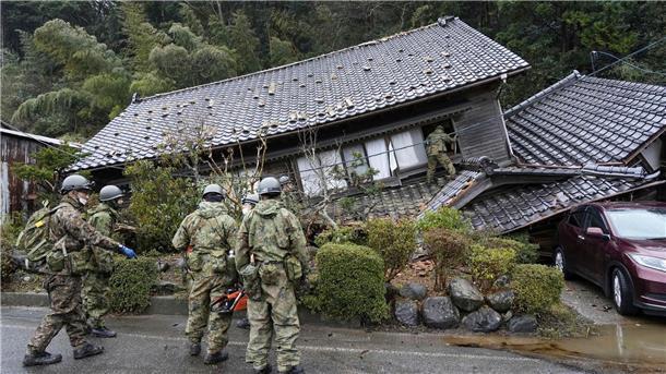Japan untersucht Flugzeugkollision - Weitere Bebenopfer Ein durch ein Erdbeben am 1. Januar eingestürztes Haus in Suzu, Präfektur Ishikawa.