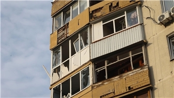 Ein durch einen russischen Drohnenangriff beschädigtes Wohnhochhaus in Charkiw.