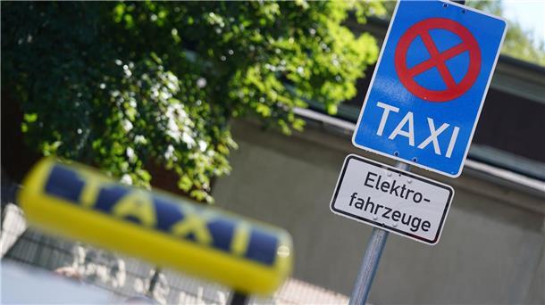 Erstes Bundesland: Aus für Verbrenner-Taxis in Hamburg Ein E-Taxi an einer Schnellladesäule am S-Bahnhof Eidelstedt in Hamburg.