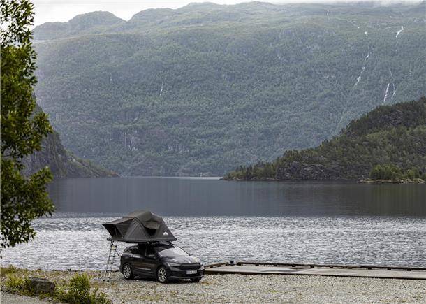 Ein E-Van mit Dachzelt ist Thomas Kreys Quartier während seines Elektro-Mobil-Urlaubs in Norwegen.
