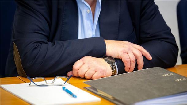 Sechs Jahre Haft für Ex-Manager des Steinhoff-Konzerns Ein ehemaliger Manager des Möbelkonzerns Steinhoff im Gerichtssaal vom Landgericht Oldenburg.