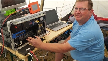 Ein eindrucksvolles technisches Equipment nutzt Amateurfunker Thomas Hillen aus Berne für sein Hobby.