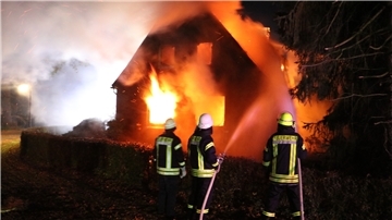 Ein Einfamilienhaus in Kirchwistedt-Ahe ist am Montagabend aus noch ungeklärter Ursache in Brand geraten.