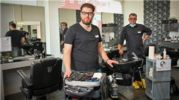 Ein eingespieltes Team: Andre Albers, Inhaber des Friseursalons Hauptsache (rechts), mit seinem Azubi Muhammed Askay.