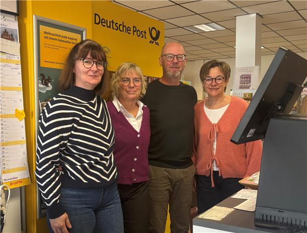 Drei Frauen und ein Mann blicken in die Kamera.