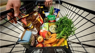 Ein Einkauf liegt in einem Einkaufswagen in einem Supermarkt. Die Sorge vor der Inflation ist wieder da.
