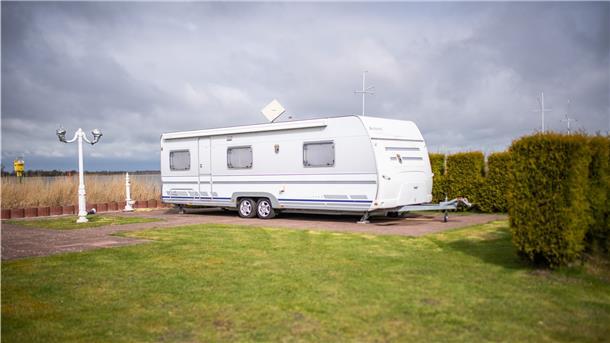 Ein einsamer Campingwagen steht auf dem Platz in Rechtenfleth. Die neuen Betreiber wollen hier wieder mehr Leben erwecken.