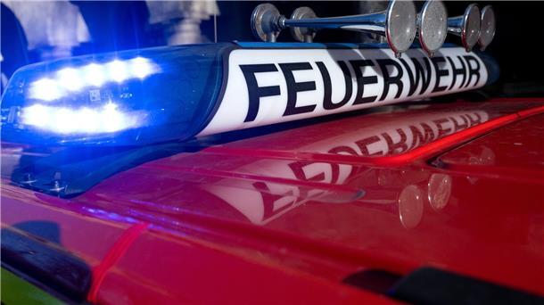 Mehrfamilienhaus nach Kellerbrand unbewohnbar: Verletzte Ein Einsatzfahrzeug der Feuerwehr mit eingeschaltetem Blaulicht.