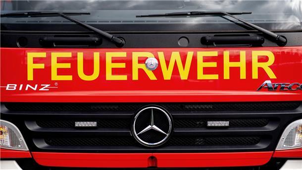 Ein Einsatzfahrzeug der Feuerwehr steht  auf einem Parkplatz.