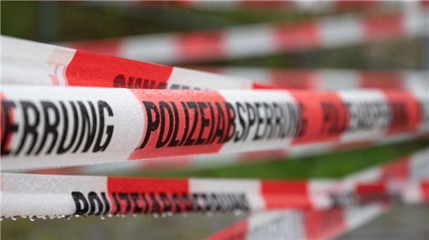 Weltkriegsbombe? Hannoveraner müssen Wohnungen verlassen Ein Einsatzort der Polizei ist mit Flatterband abgesperrt.