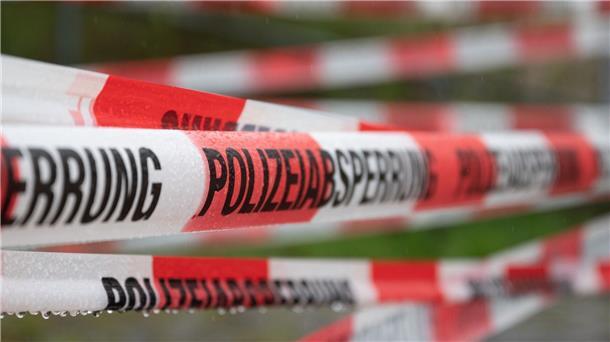 Bombenentschärfung: Fast 10.000 Menschen betroffen Ein Einsatzort der Polizei ist mit Flatterband abgesperrt.