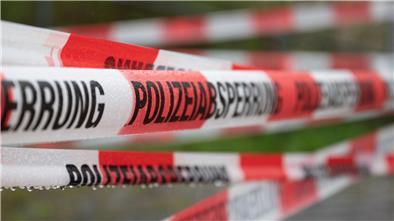 Ein Einsatzort der Polizei ist mit Flatterband abgesperrt.