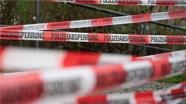 Ein Einsatzort der Polizei ist mit Flatterband abgesperrt.