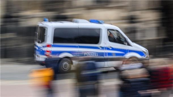 Land soll Führerschein für Polizisten zahlen Ein Einsatzwagen der Polizei fährt durch eine Stadt.