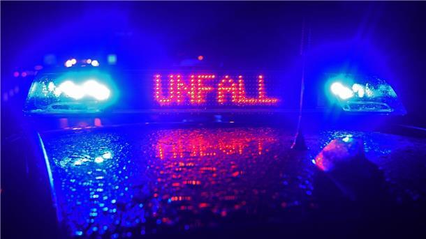 76-Jähriger von Auto erfasst: Schwer verletzt Ein Einsatzwagen der Polizei steht an einer Unfallstelle.