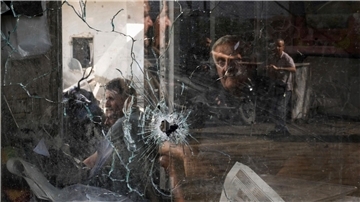 Ein Einschussloch in einem Schaufenster nach einem israelischen Militärangriff im Flüchtlingslager Dschenin.
