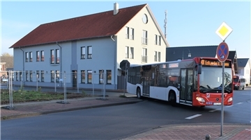 Ein einzelner Bus kriegt hier die Kurve, wenn die Kreuzung frei ist. Begegnen sich zwei Busse, wird es problematisch.