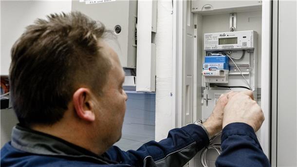 Rot-Grün und CDU werben für dynamische Stromtarife Ein Elektriker montiert einen digitalen Stromzähler mit einem Smart-Meter-Gateway zur Datenübertragung.