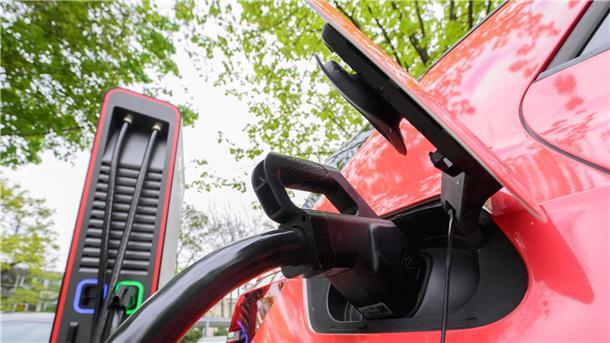 Verband: Emden bundesweit unter Top drei bei E-Ladenetz Ein Elektroauto lädt an einer Ladesäule.