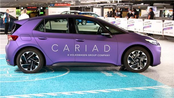 VW tauscht Führung seiner Software-Sparte Cariad aus Ein Elektroauto von VW mit dem Aufdruck der Sparte „Cariad“ ist während der Internationalen Automobil-Ausstellung (IAA Mobility) zu sehen.
