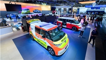Ein Elektrobus ID Buzz als Notarztfahrzeug steht auf der Internationalen Automobil-Ausstellung IAA Transportation.