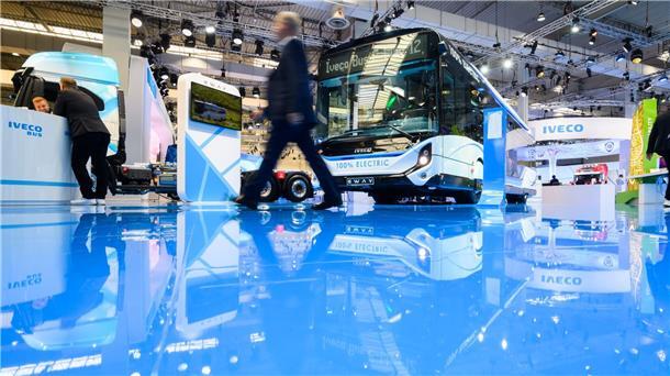 Transport-IAA gestartet: Energiepreise und Klimaschutz Ein Elektrobus steht auf der IAA Transportation für Nutzfahrzeuge auf dem Stand von Iveco.