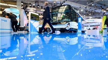 Ein Elektrobus steht auf der IAA Transportation für Nutzfahrzeuge auf dem Stand von Iveco.
