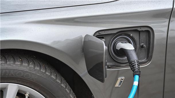 Studie: BMW und Mercedes hängen chinesische Konkurrenten ab Ein Elektrofahrzeug der Marke BMW wird an einer Ladesäule aufgeladen.