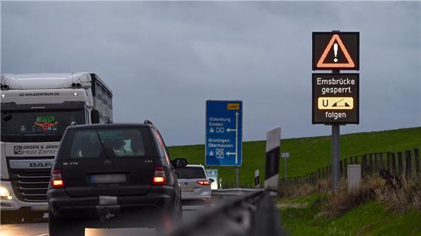 Ein elektronisches Verkehrsschild weist auf die Sperrung der Jann-Berghaus-Brücke über die Ems hin.