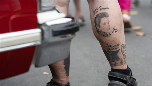 Festival lockt wieder Elvis-Fans nach Bad Nauheim Ein Elvis-Tattoo auf einer Wade.