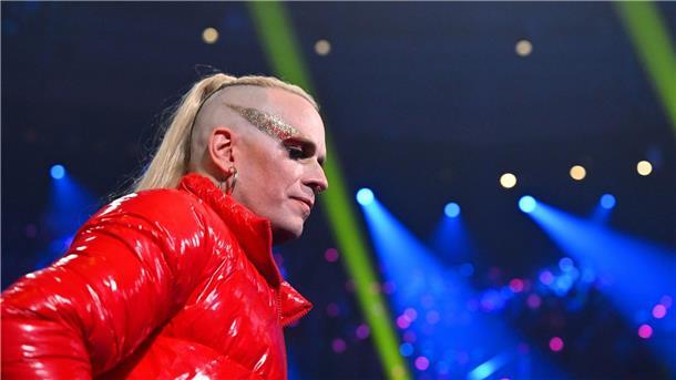 Ein enttäuschter Frontmann Chris Harms von der Band Lord Of The Lost beim Finale des ESC in Liverpool.