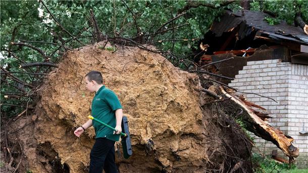 Mindestens vier Tote bei Unwettern in Texas Ein entwurzelter Baum, der auf ein Haus gestürzt ist, nachdem starker Wind und Regen über Houston hinweggefegt waren.
