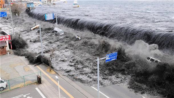 Was ist eigentlich ein Tsunami? Ein Erdbeben und ein Tsunami sorgten im März 2011 für den Super-GAU im Atomkraftwerk Fukushima.