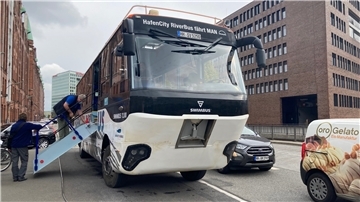 Ein Erfolgsmodell: Der Riverbus in Hamburg begeistert die Mitfahrer an Land und vor allem auf dem Wasser. Und wegen Corona gibt es sogar kurzfristig freie Plätze.