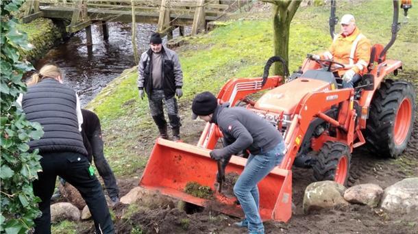 Mit dem Einsatz vieler Hände ist an der Wassermühle ein neues Beet entstanden.