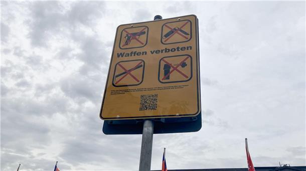 Waffen aller Art am Hamburger Hauptbahnbahnhof verboten Ein erstes Hinweisschild zum Waffenverbot steht am Hamburger Hauptbahnhof.
