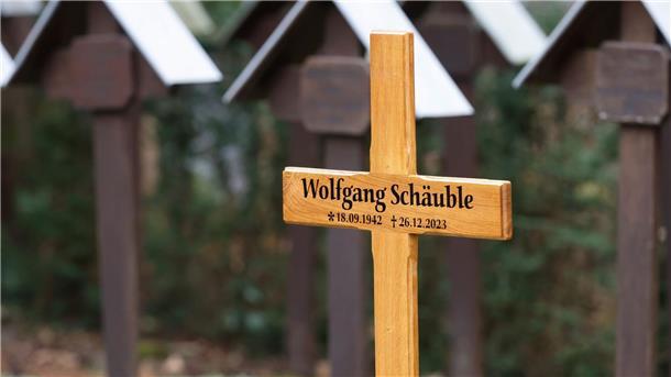 Erde an Schäubles Grab ausgehoben – Staatsschutz ermittelt Ein etwa 1,20 Meter tiefes Loch ist an Schäubles Grab ausgehoben worden.