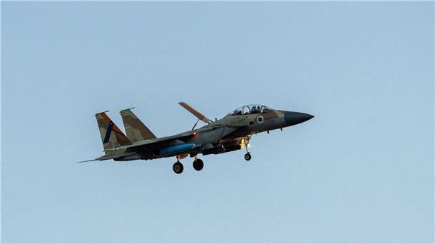 Ein F-15-Kampfflugzeug der israelischen Luftwaffe vor der Landung auf einem Luftwaffenstützpunkt in Zentralisrael.