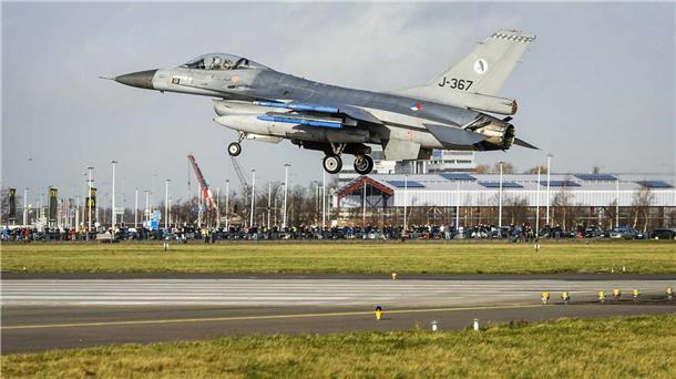 Experte: F-16 Zusagen wichtig für ukrainische Motivation Ein F-16-Kampfjet der niederländischen Luftwaffe landet während einer Militärübung auf dem Flughafen Schiphol. Die Niederlande und Dänemark wollen Jets dieser Art an die Ukraine liefern.
