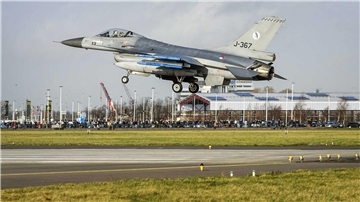 Ein F-16-Kampfjet der niederländischen Luftwaffe landet während einer Militärübung auf dem Flughafen Schiphol. Die Niederlande und Dänemark wollen Jets dieser Art an die Ukraine liefern.
