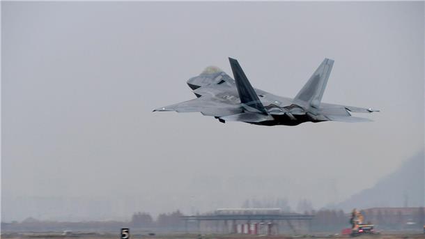 USA schießen weitere Flugobjekte ab - Rätsel über Herkunft Ein F-22-Kampfjet des US-Militärs (Archivbild).