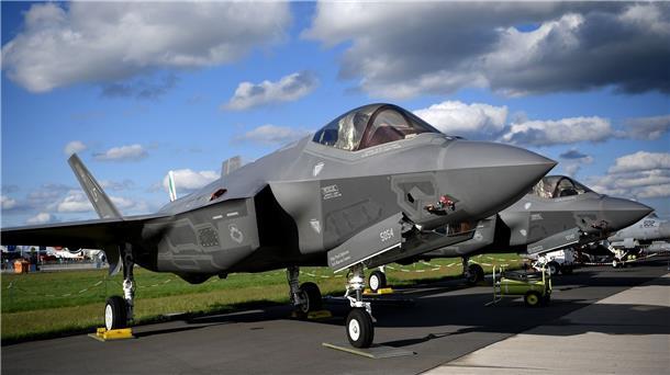 Scholz bekräftigt: F-35-Kampfjets werden gekauft Ein F-35 Tarnkappenjet der Rüstungsschmiede Lockheed Martin bei der Raumfahrtausstellung (ILA) 2018 in Berlin.