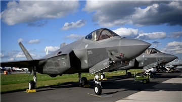 Ein F-35 Tarnkappenjet der Rüstungsschmiede Lockheed Martin bei der Raumfahrtausstellung (ILA) 2018 in Berlin.