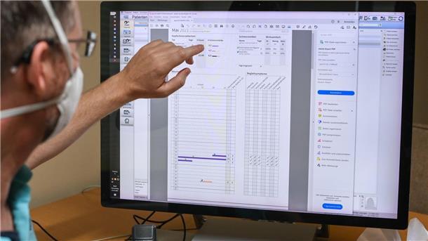 Lauterbachs „Turbo“-Plan für digitale Patientenakten Ein Facharzt arbeitet mit einer elektronischen Patientenakte, die ein E-Rezept zeigt.