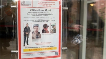 Ein Fahndungsplakat des LKA Niedersachsen mit der Fahndung nach zwei ehemaligen Mitgliedern der Rote-Armee-Fraktion (RAF)hängt im Landgericht Verden.