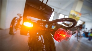 Ein Fahrradblinker an einem Liegerad.