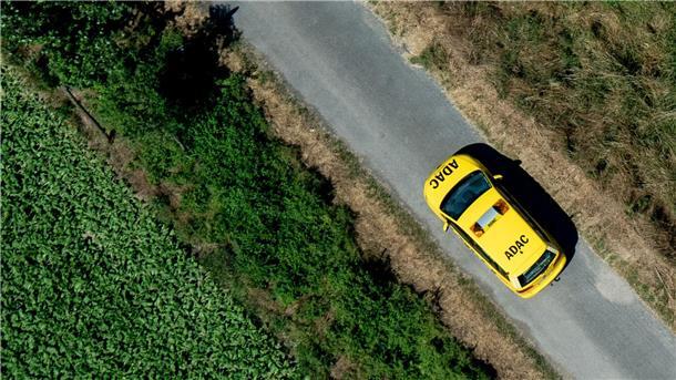 ADAC-Umfrage: Mobilitätswende kommt nur langsam voran Ein Fahrzeug der ADAC Pannenhilfe fährt über einen Feldweg.