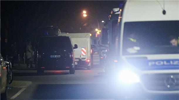 Polizei findet Granate in Klettes Wohnung: Einsatz beendet Ein Fahrzeug der Polizei mit einem Spezialanhänger (grau) für den Abtransport eines gefährlichen Gegenstands fährt in die Sebastianstraße.