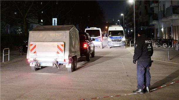 Polizei findet Granate in Klettes Wohnung: Einsatz beendet Ein Fahrzeug der Polizei mit einem Spzialanhänger für den Abtransport eines gefährlichen Gegenstands fährt in die Sebastianstraße.
